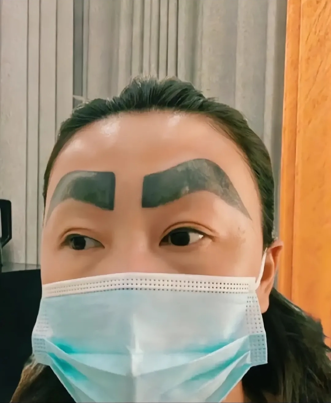 要是你的眉毛被纹成这样,你会找纹身师傅赔钱吗?