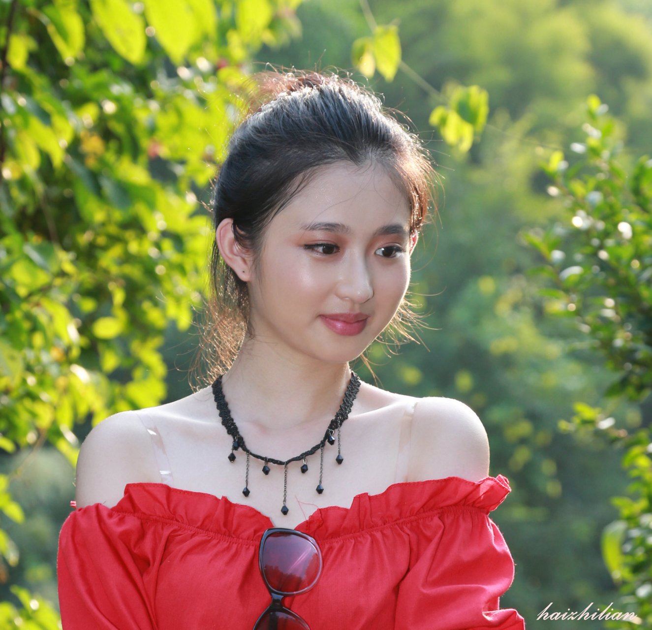 公园里的小靓妹,清纯可爱!