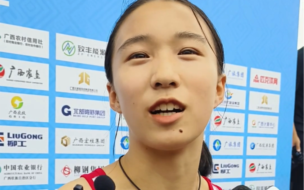 打破4大纪录!15岁短跑天才少女刷新历史,女版博尔特横空出世