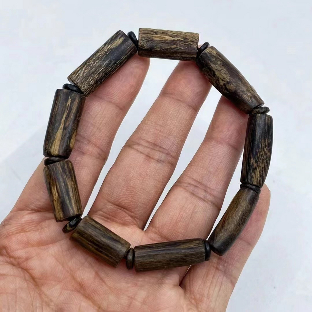 品名:沉水级越南红土沉香桶珠手串 简述:沉水级越南红土小随行桶珠,埋