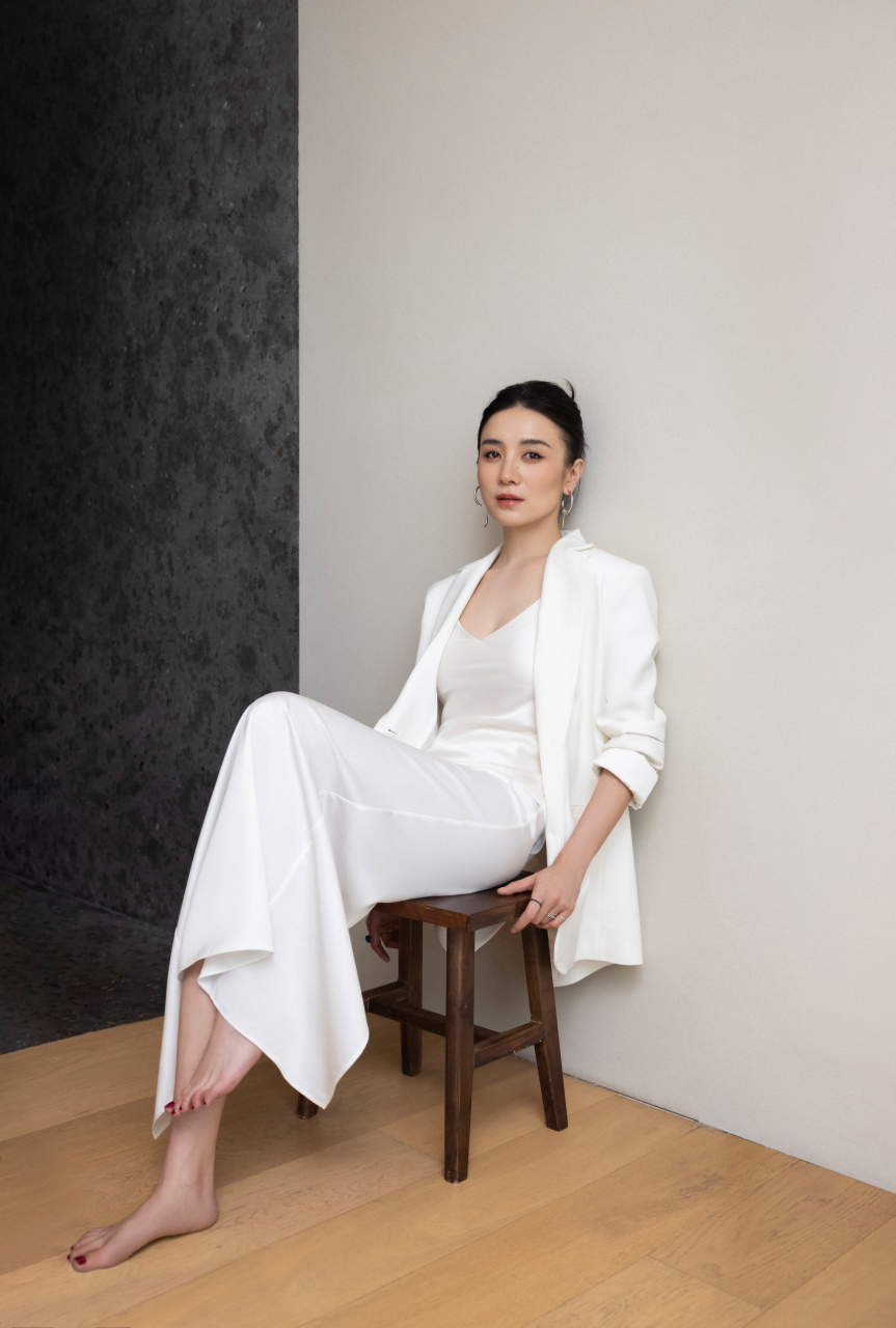 宋佳,白色西服内搭白色长裙,优雅自然!