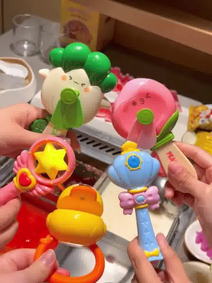 海底捞玩具大人不能随便拿了 海底捞客服回应:以对应门店实际为准