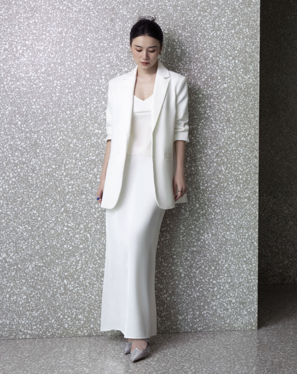 宋佳,白色西服内搭白色长裙,优雅自然!