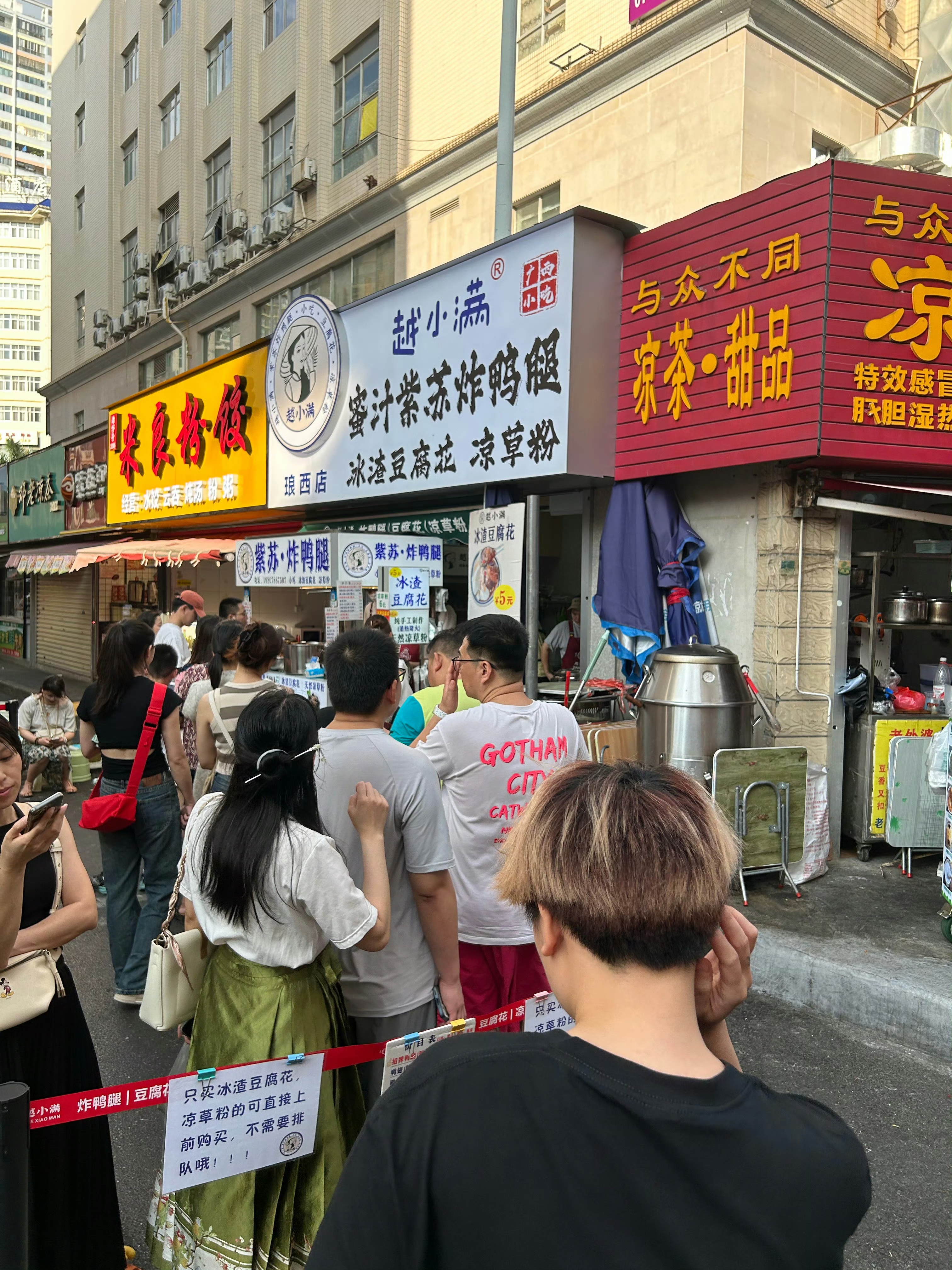 广西南宁这种网红店,且不管好不好吃看着这么多人排队,就有一种想买来