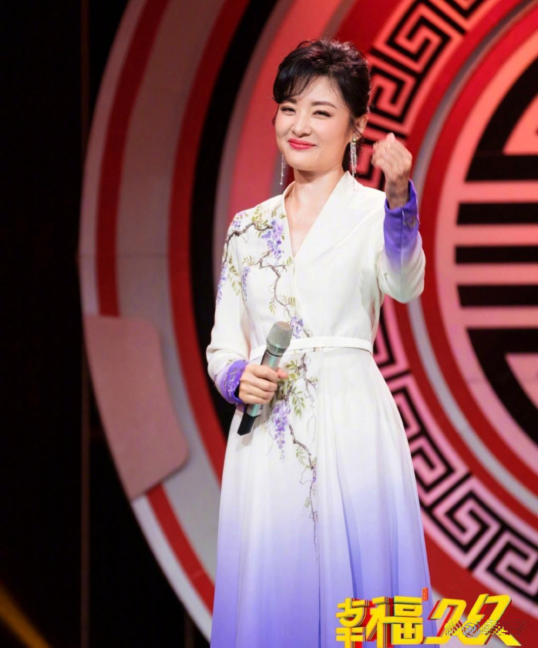 周涛穿刺绣改良版的旗袍