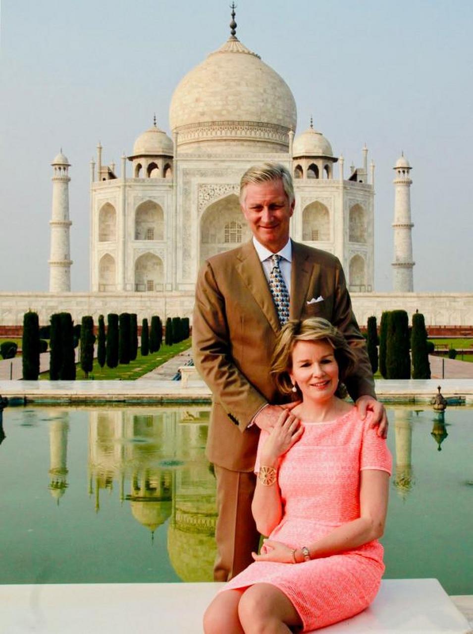 欧洲王室成员与泰姬陵的合影都是成双成对,唯有戴安娜和查尔斯是各照