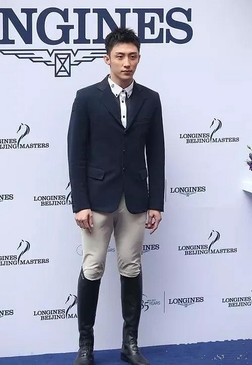 这套紧身骑马装,把黄景瑜的实力显露出来了!