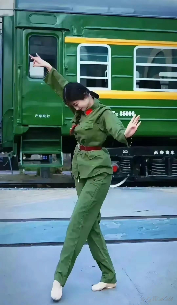 上车前跳舞的女兵