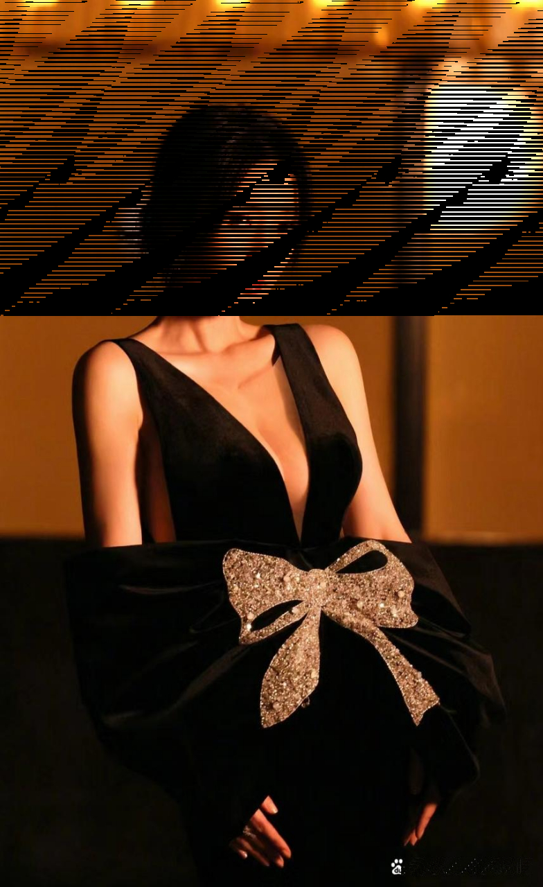 这低胸长裙都低到腰上去了,不愧是性感女神,柳岩