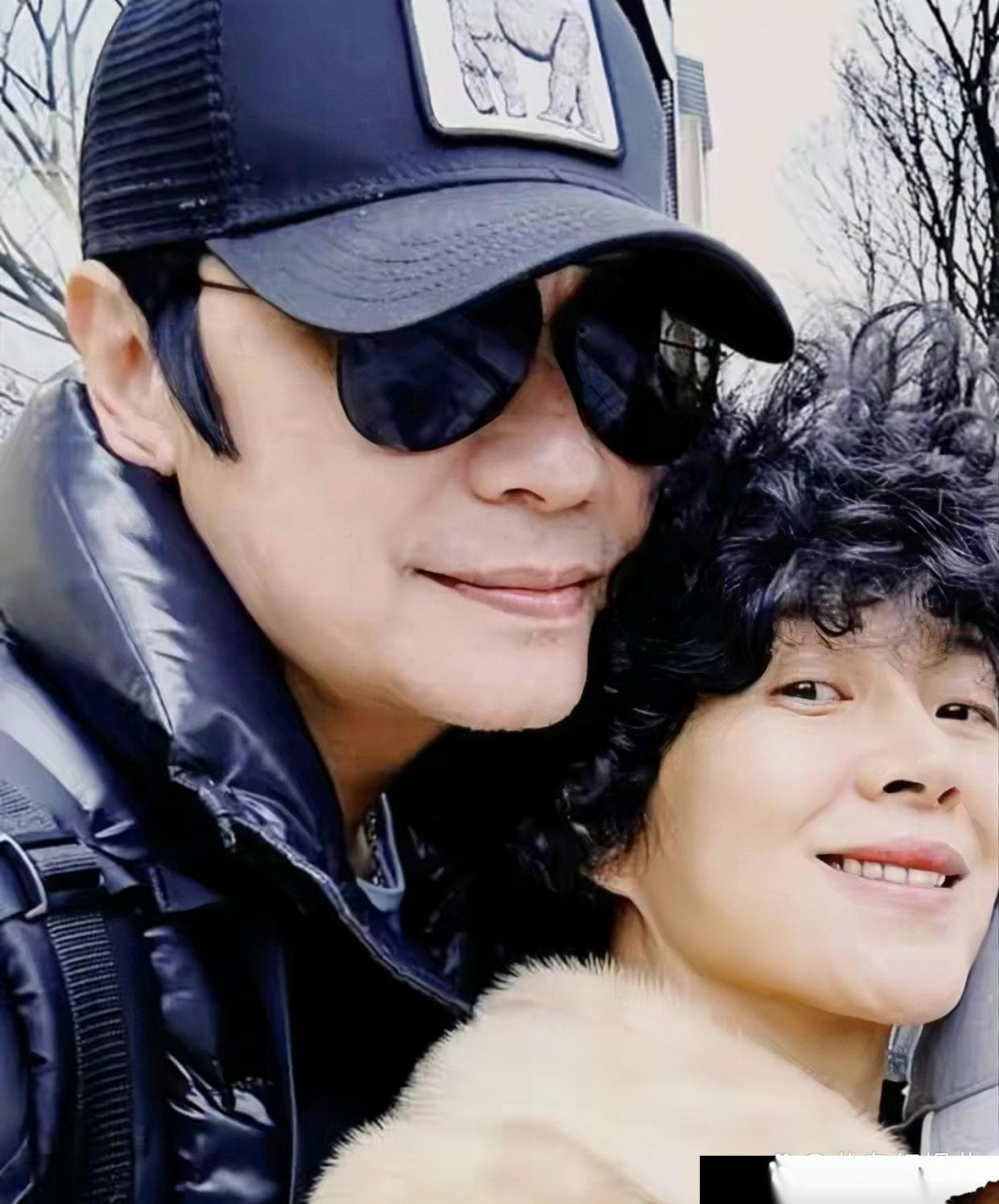 罗嘉良虽然是二婚,但他跟现任妻子却很有夫妻相呢