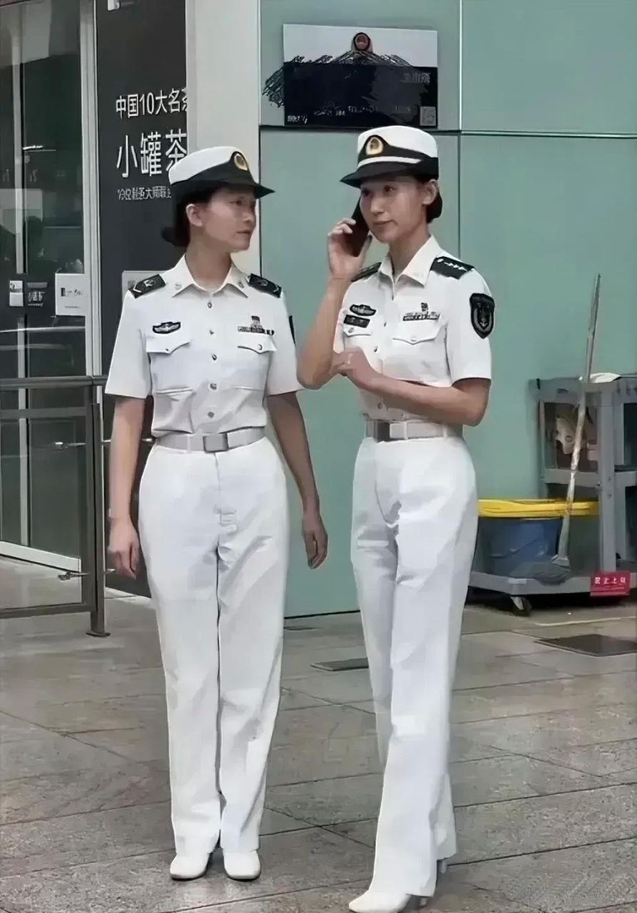 两位海军女兵换上了军装,展现出青春的活力和强大的气场