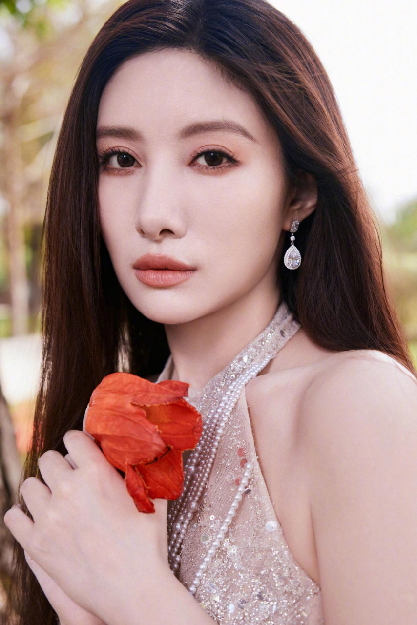 吴优外景写真,耳饰点缀,优雅大方!