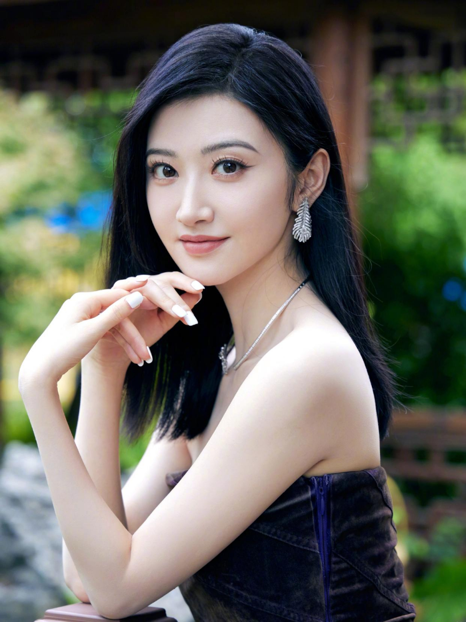 景甜香肩红唇,唯美瞬间,惊艳全场!