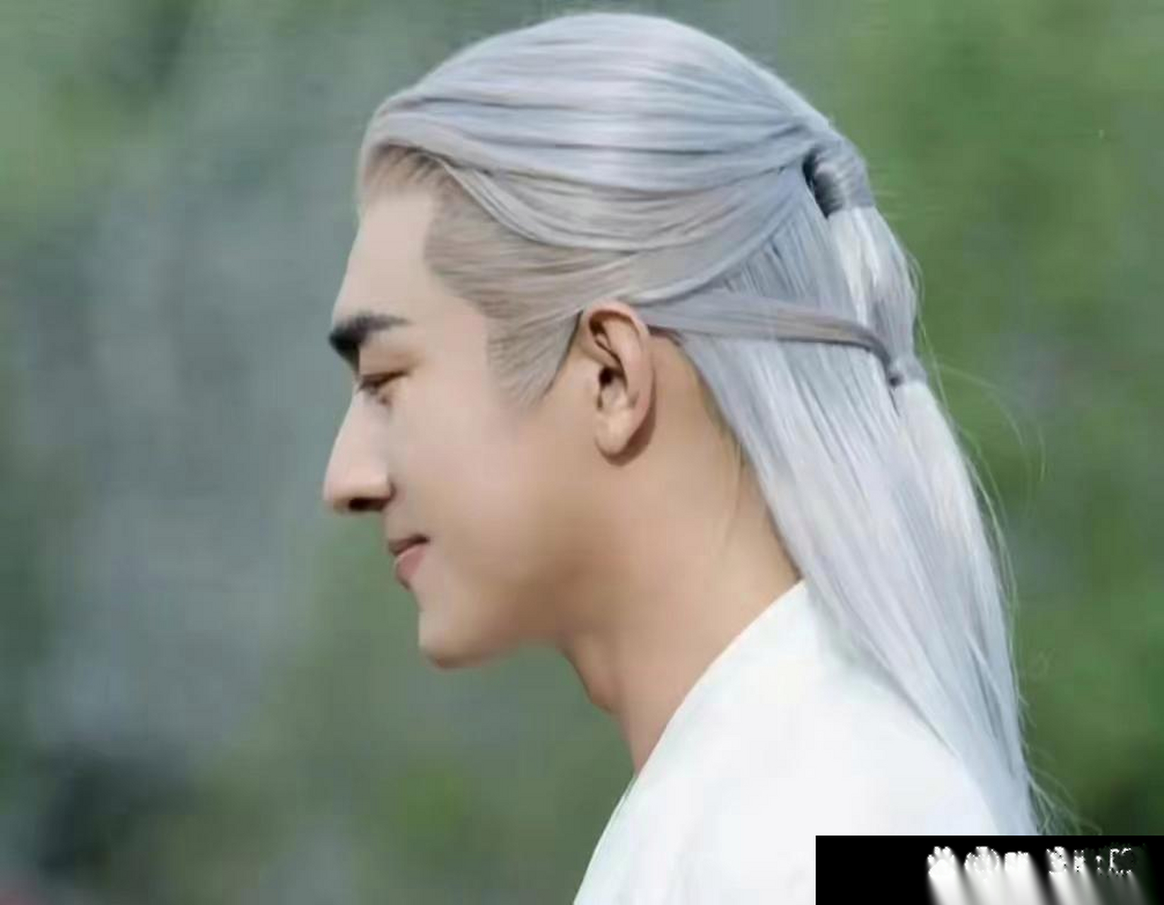 古装白发男神终于有林更新一席之地了,这个侧颜绝美,好养眼