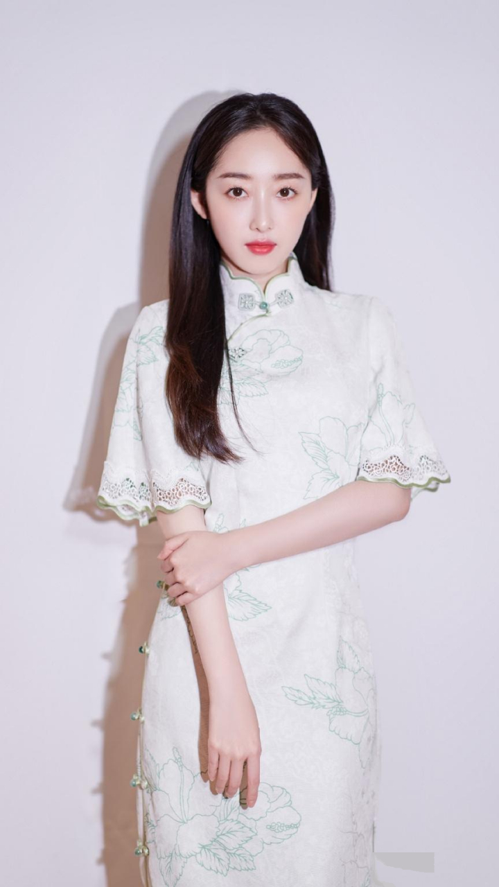 蒋梦婕红唇美妆,穿搭写真,完美女神!