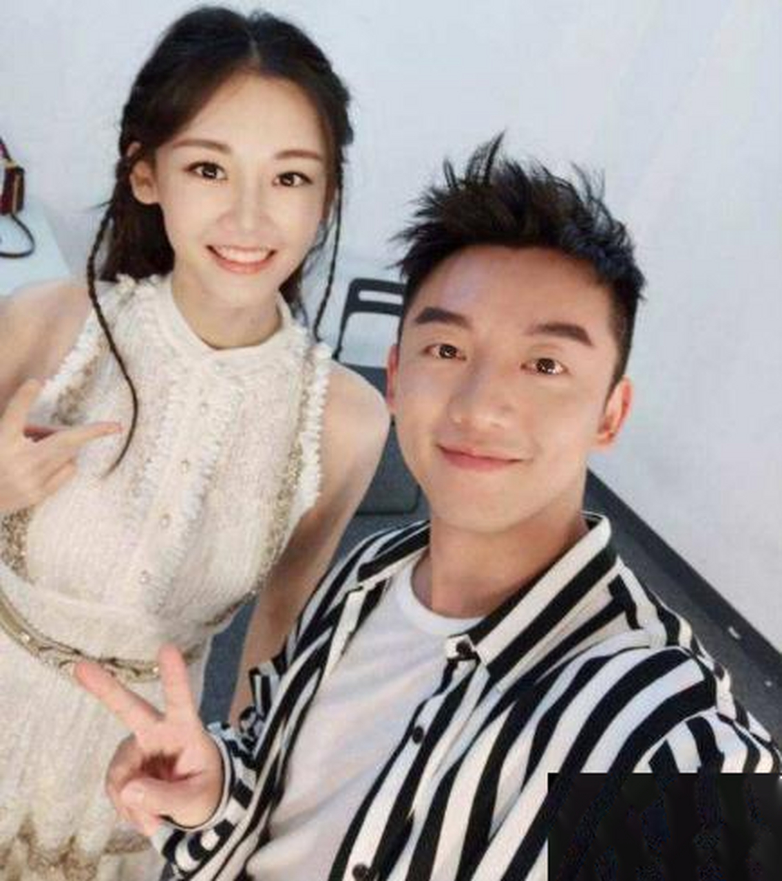 郑恺和程晓玥和平分手也有几年了,最近传出与演员苗苗的绯闻,不知道是