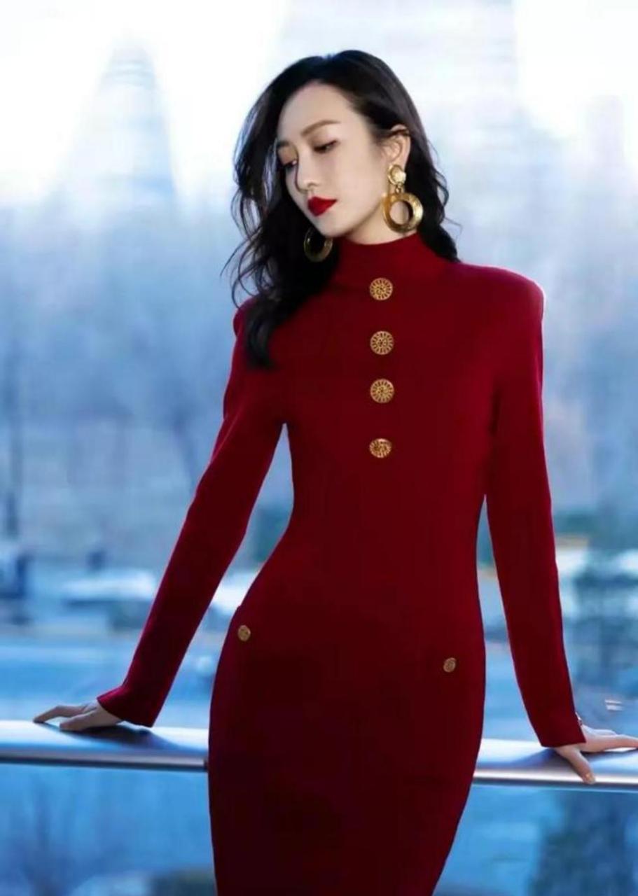 有八卦媒体拍到,王鸥和男子同回酒店挽手出门,疑似恋情曝光.