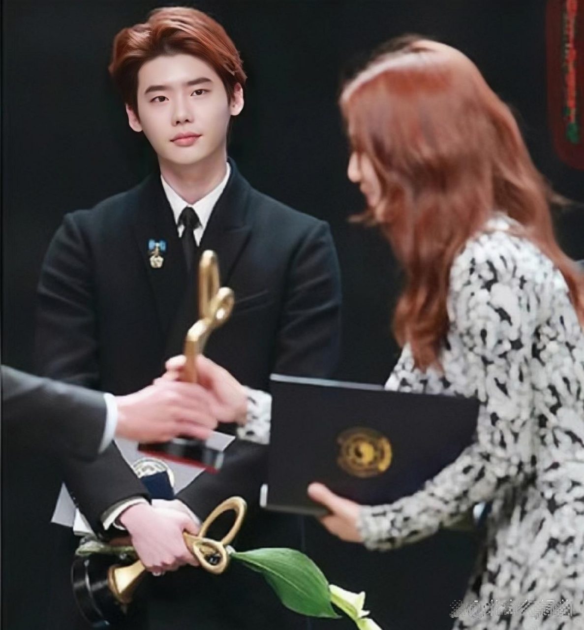 李钟硕看朴信惠的这个眼神,现在我还能磕到