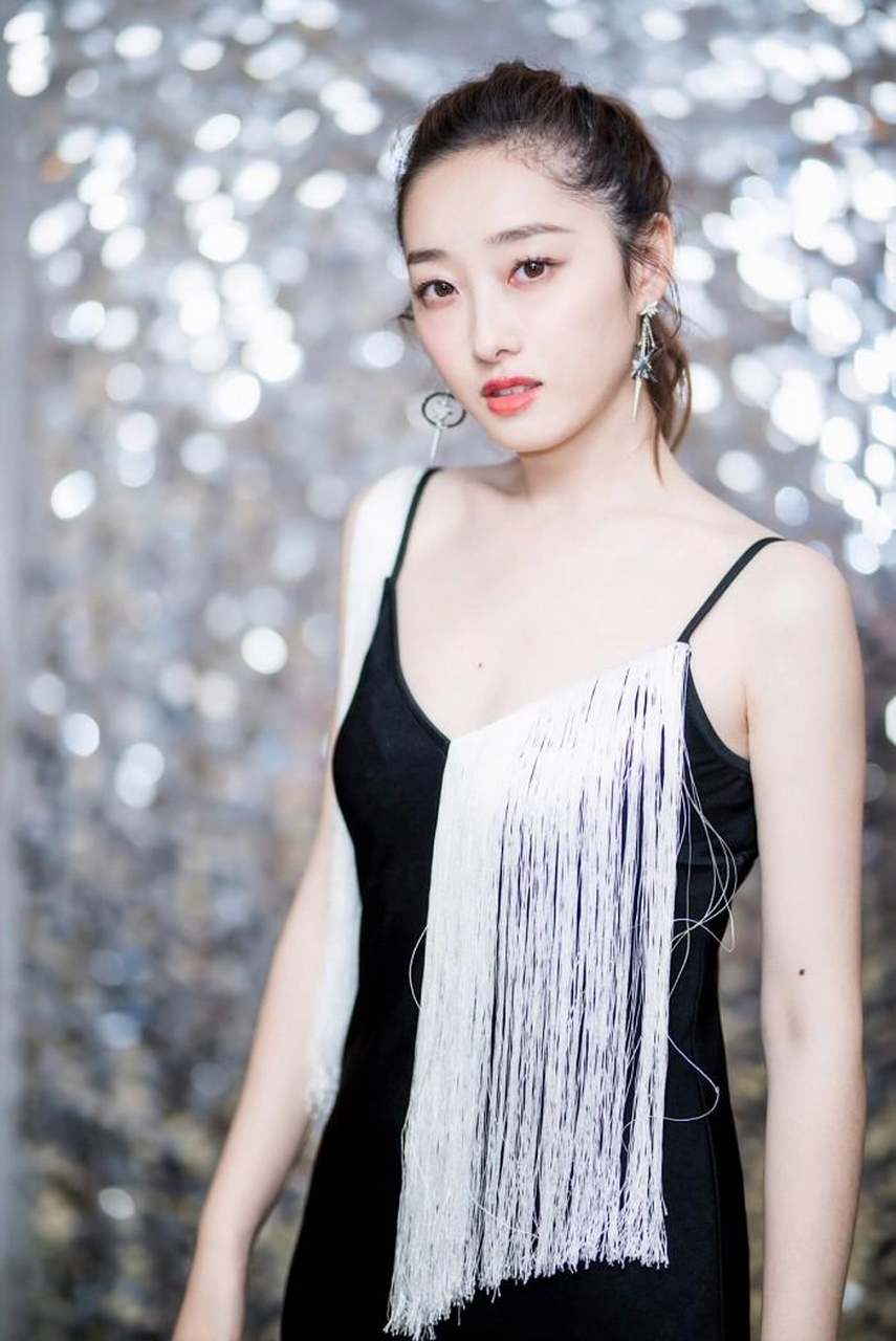 蒋梦婕红唇美妆,穿搭写真,完美女神!