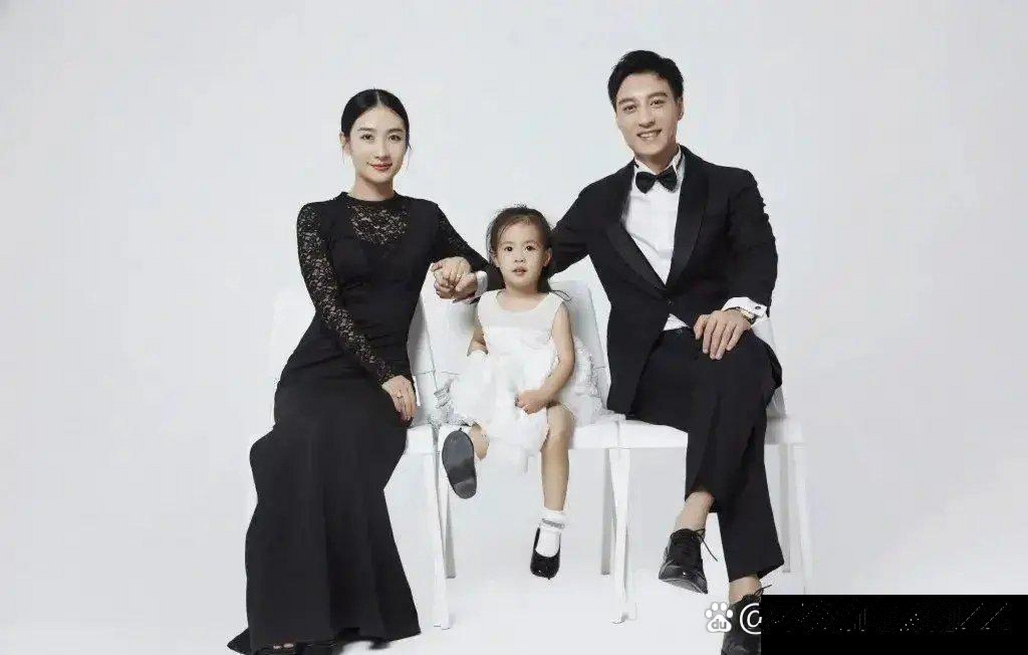 陶昕然和老公何建泽全家福!