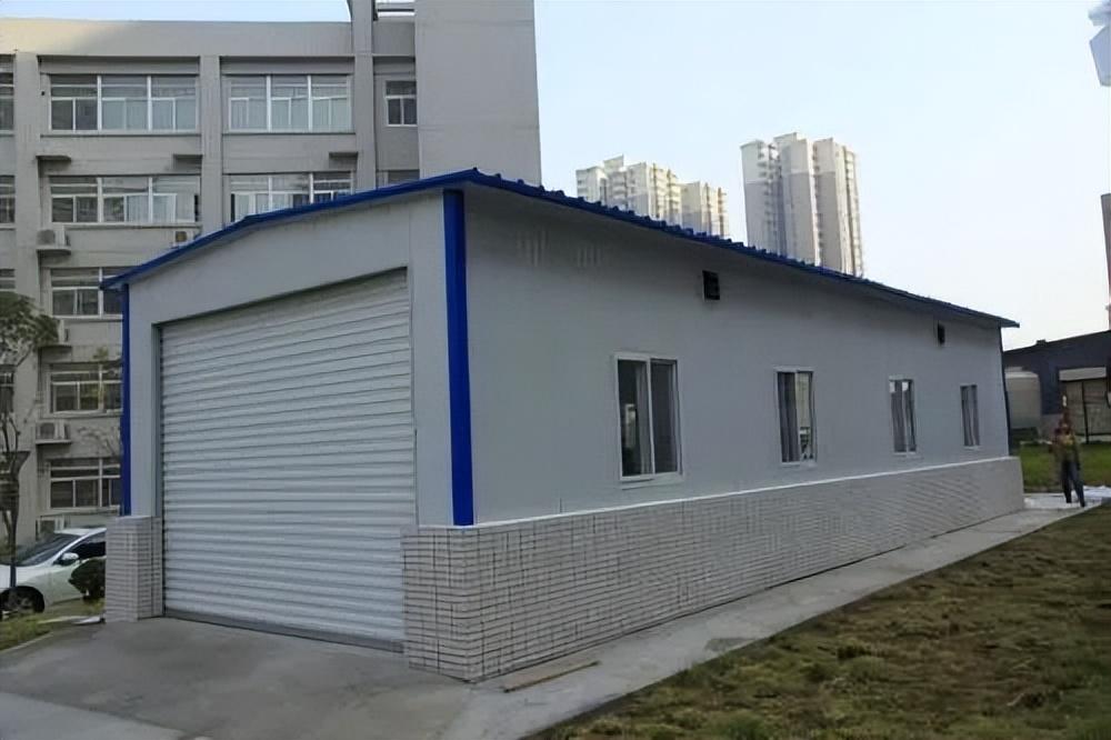 农村随处可见的蓝棚顶,为啥要强制拆除,它的存在碍了谁的眼?