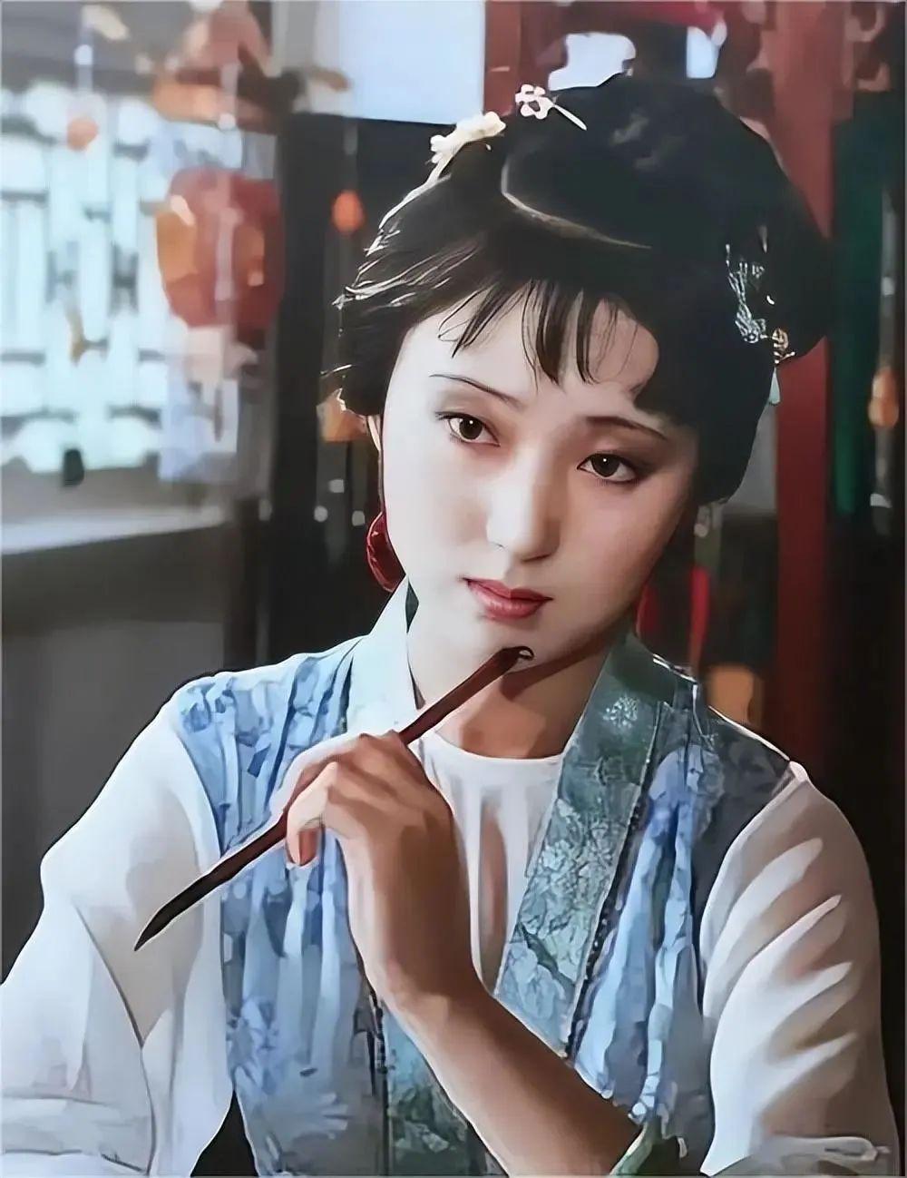 果然,《红楼梦》拍了3年,播出后,陈晓旭一夜成名."红楼一梦,梦里三年.