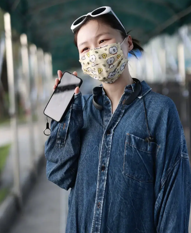 金靖怀孕后独自亮相机场,素颜打扮显孕相,大摇大摆丝毫不矫情!