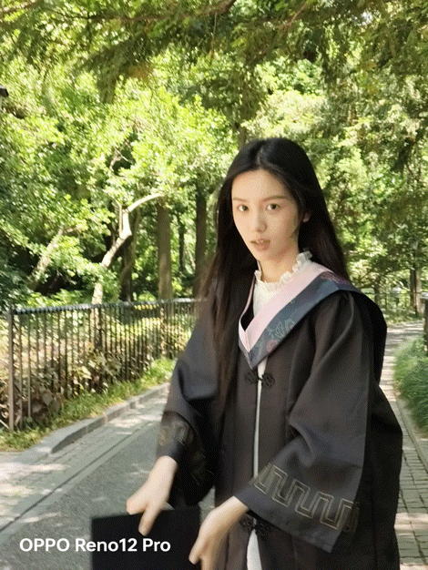 无论是所饰演角色岳千灵的胶片感毕业照,还是当年毕业时的6块钱证件照