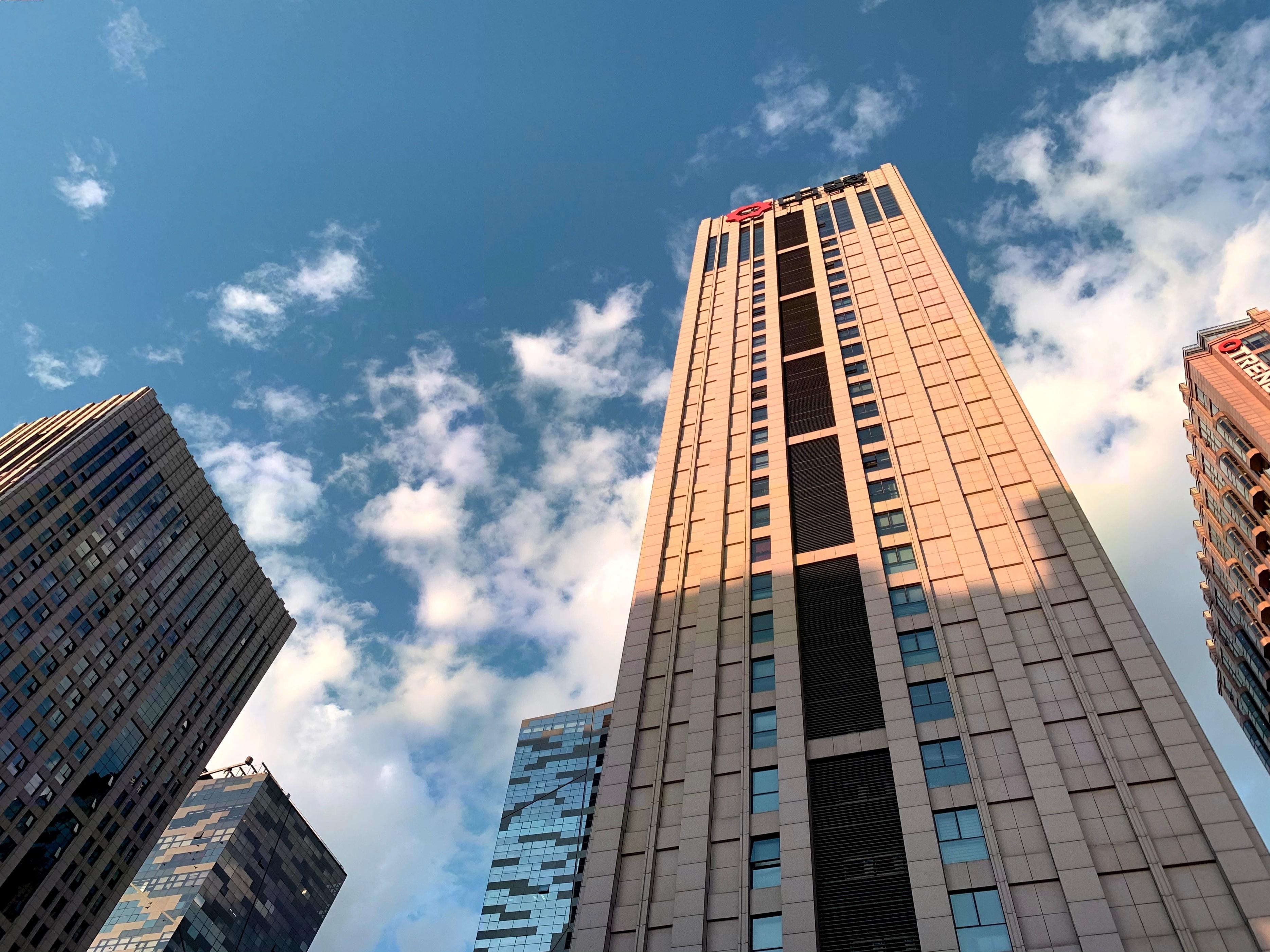 56岁当广州市长,61岁主政贵州,盘活贵州经济,退休后在大学当教授