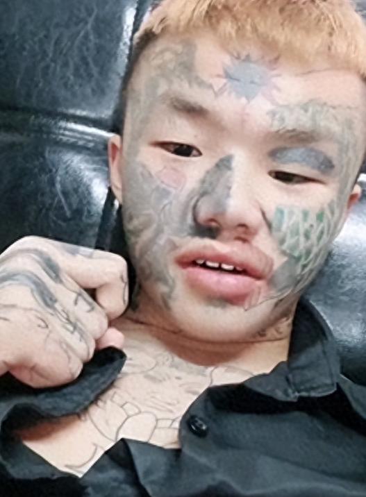四川14岁少年满脸纹身被父亲赶出家门,找不到工作,如今怎样了?