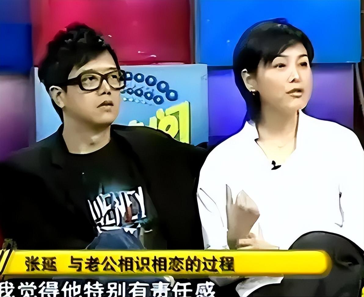 婚后一年张延生下了女儿.把张锦程激动的在产床边握着