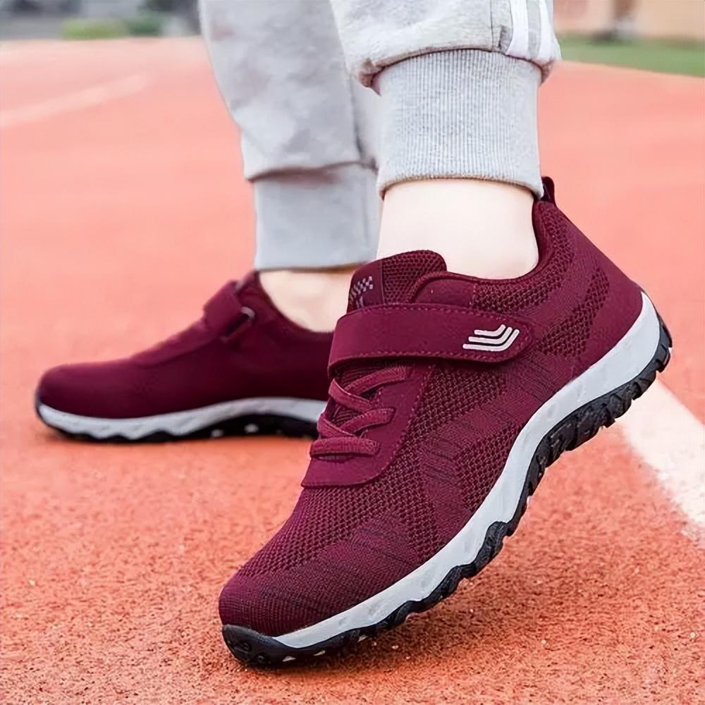 一款舒适的鞋子,对脚部的健康影响非常大,所以平时我们在挑选鞋子的