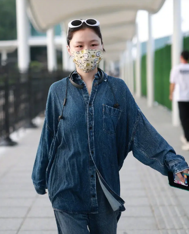 金靖怀孕后独自亮相机场,素颜打扮显孕相,大摇大摆丝毫不矫情!