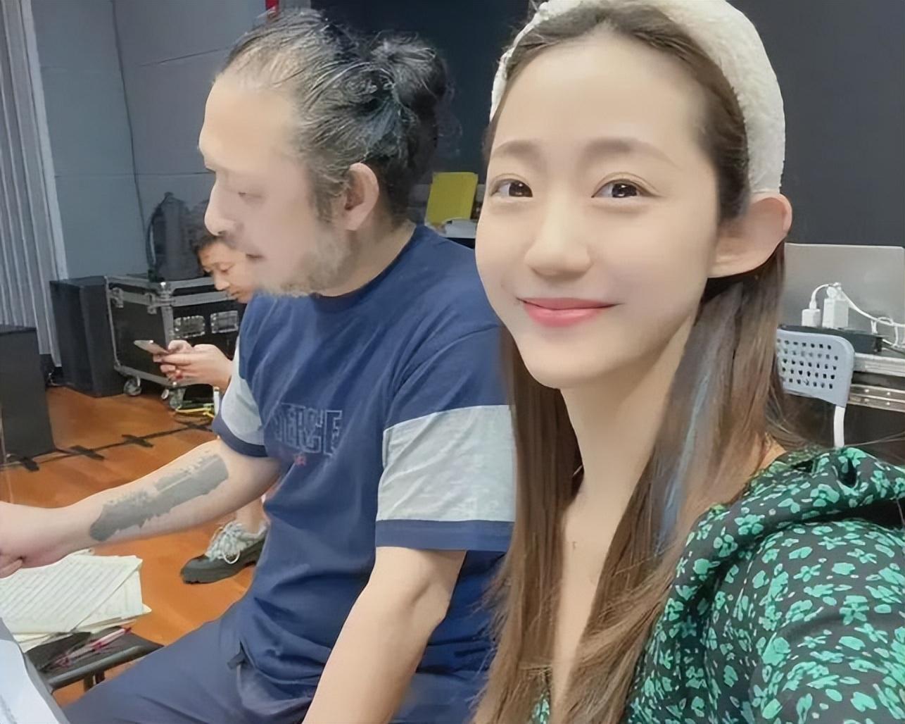 "父女恋"婚纱照新娘全裸出镜