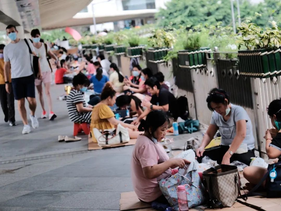 被压榨的菲佣,成了"国家英雄"