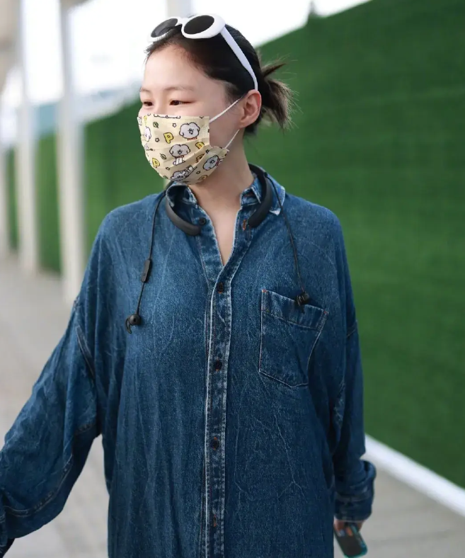 金靖怀孕后独自亮相机场,素颜打扮显孕相,大摇大摆丝毫不矫情!