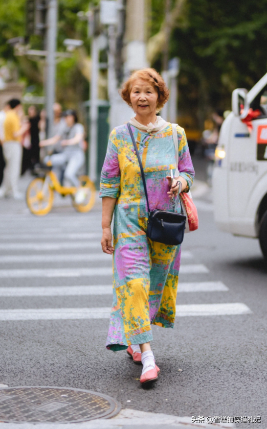 上海不愧是时尚标杆!街头70岁奶奶们的打扮,比年轻人还时髦