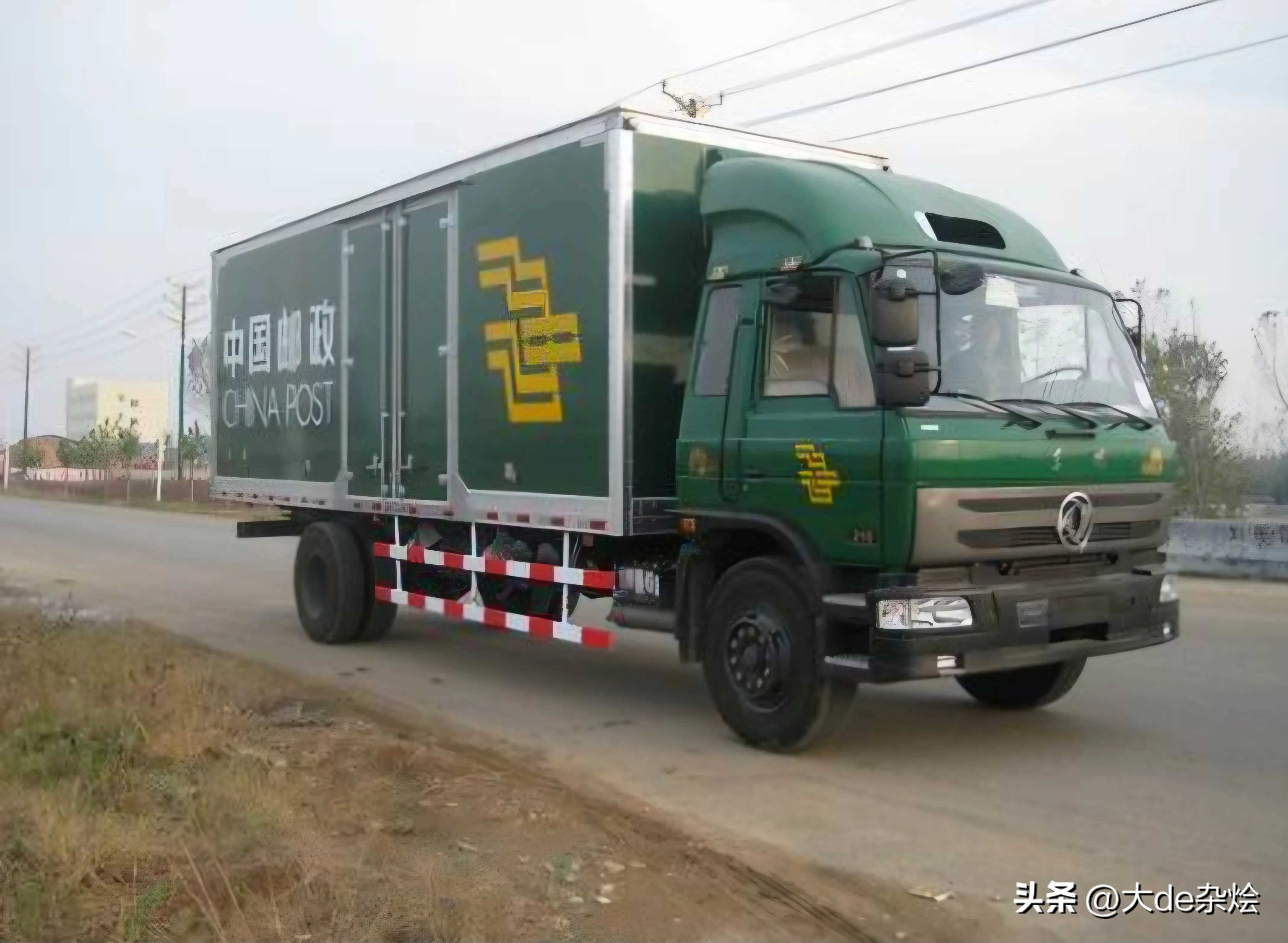 那种带有特殊标志的邮政快递车,它们在路上可是超级有特权的!