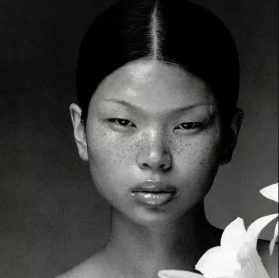 1999 年,18岁的吕燕去面试模特,她满脸雀斑,眼睛也小,但一个男人对她