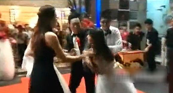 因为穷前女友和我分手,在我婚礼当天,她突然出现在现场抢婚