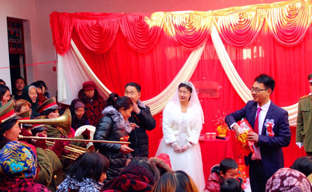 因为穷前女友和我分手,在我婚礼当天,她突然出现在现场抢婚