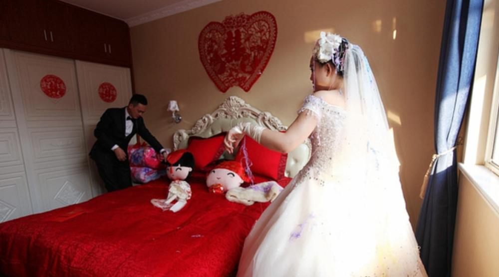 因为穷前女友和我分手,在我婚礼当天,她突然出现在现场抢婚