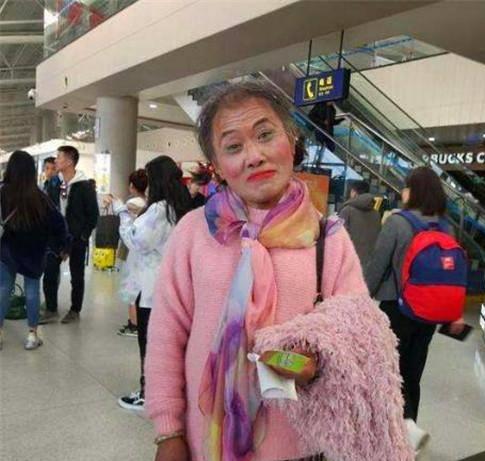 男扮女装16年的66岁老人:引发舆论热议的伦理困境