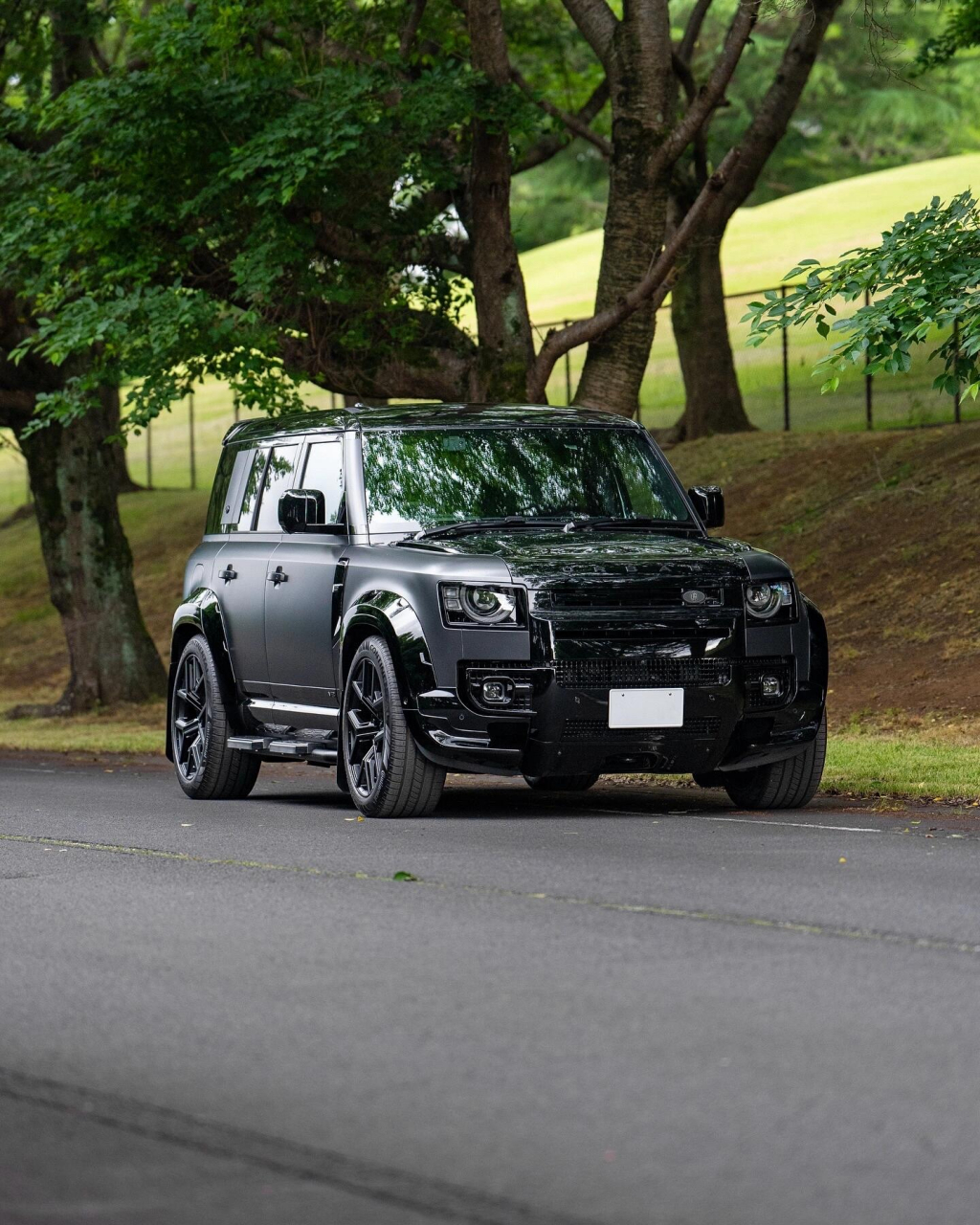 改装urban套件的低趴版路虎卫士,黑武士外观真的很霸气,假如给你100万