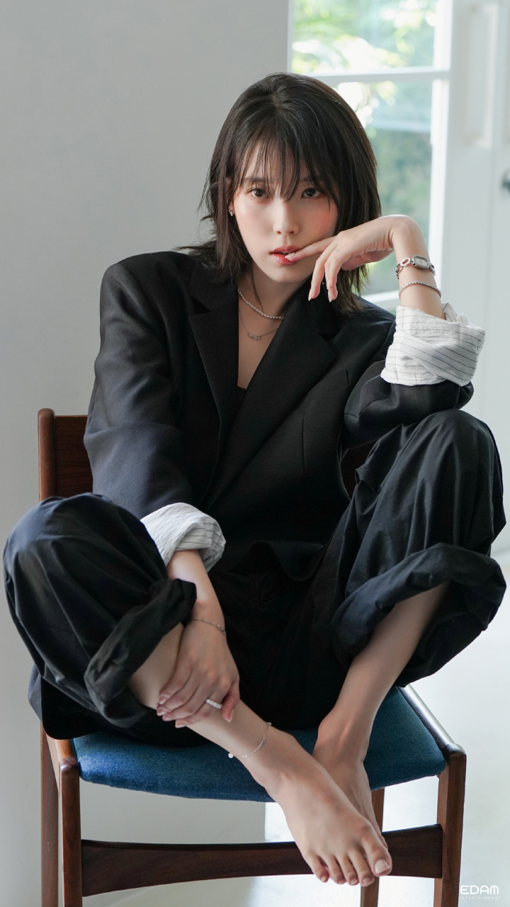 李知恩(iu)光脚丫亮相,清新脱俗形象再升级,自然美让人心动不已