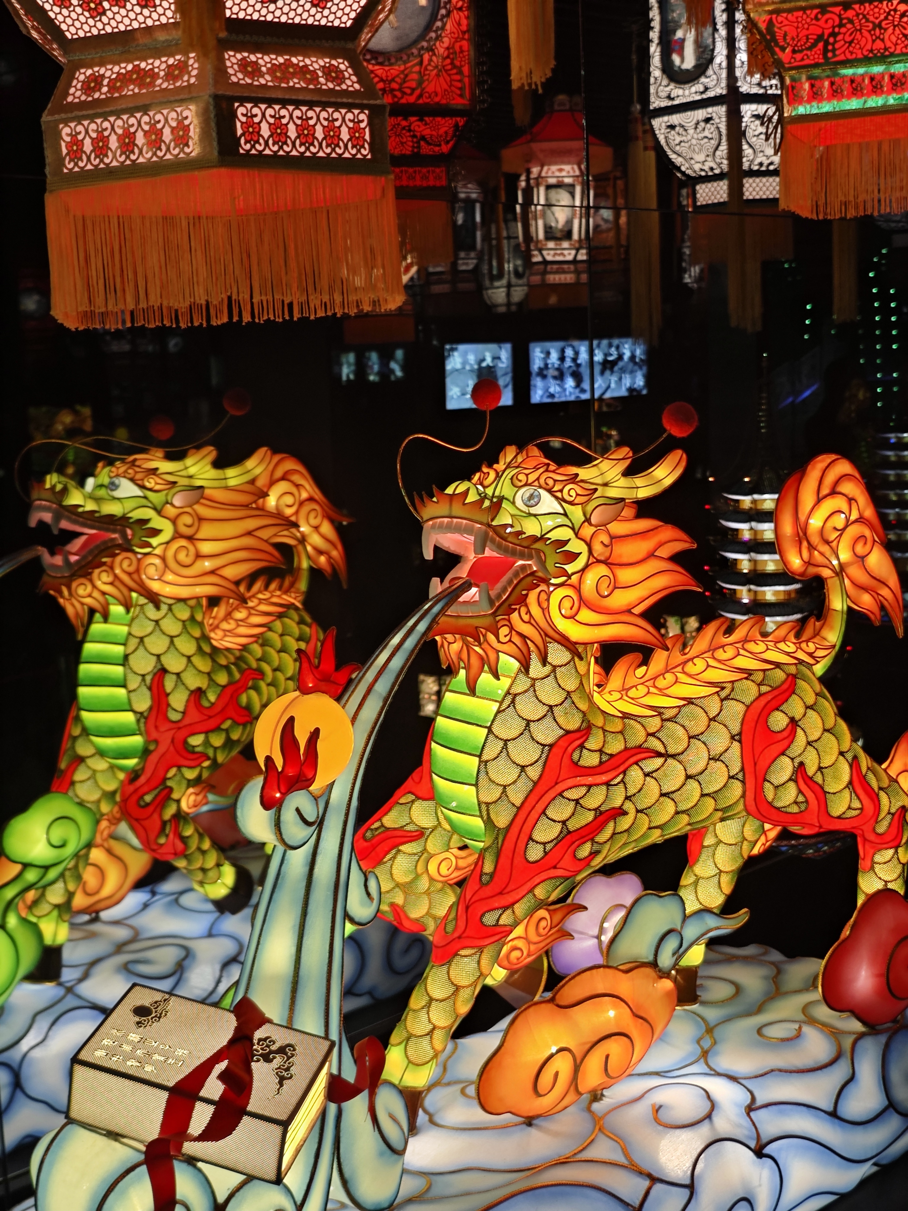 第一次是去海宁博物馆的时候,在2层的灯彩观了解到了硖石灯彩