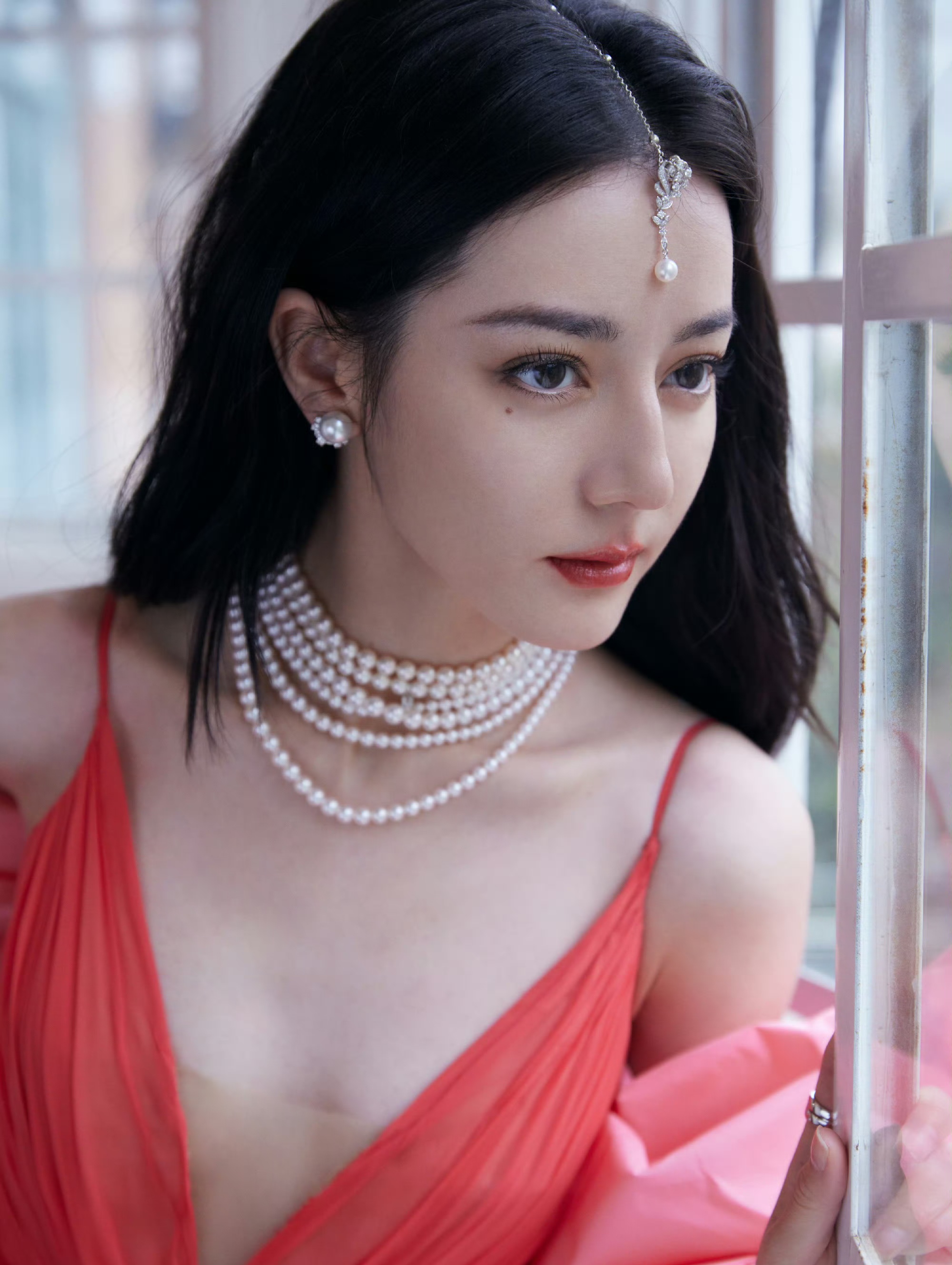 迪丽热巴,红色吊带深v长裙,美的自然!