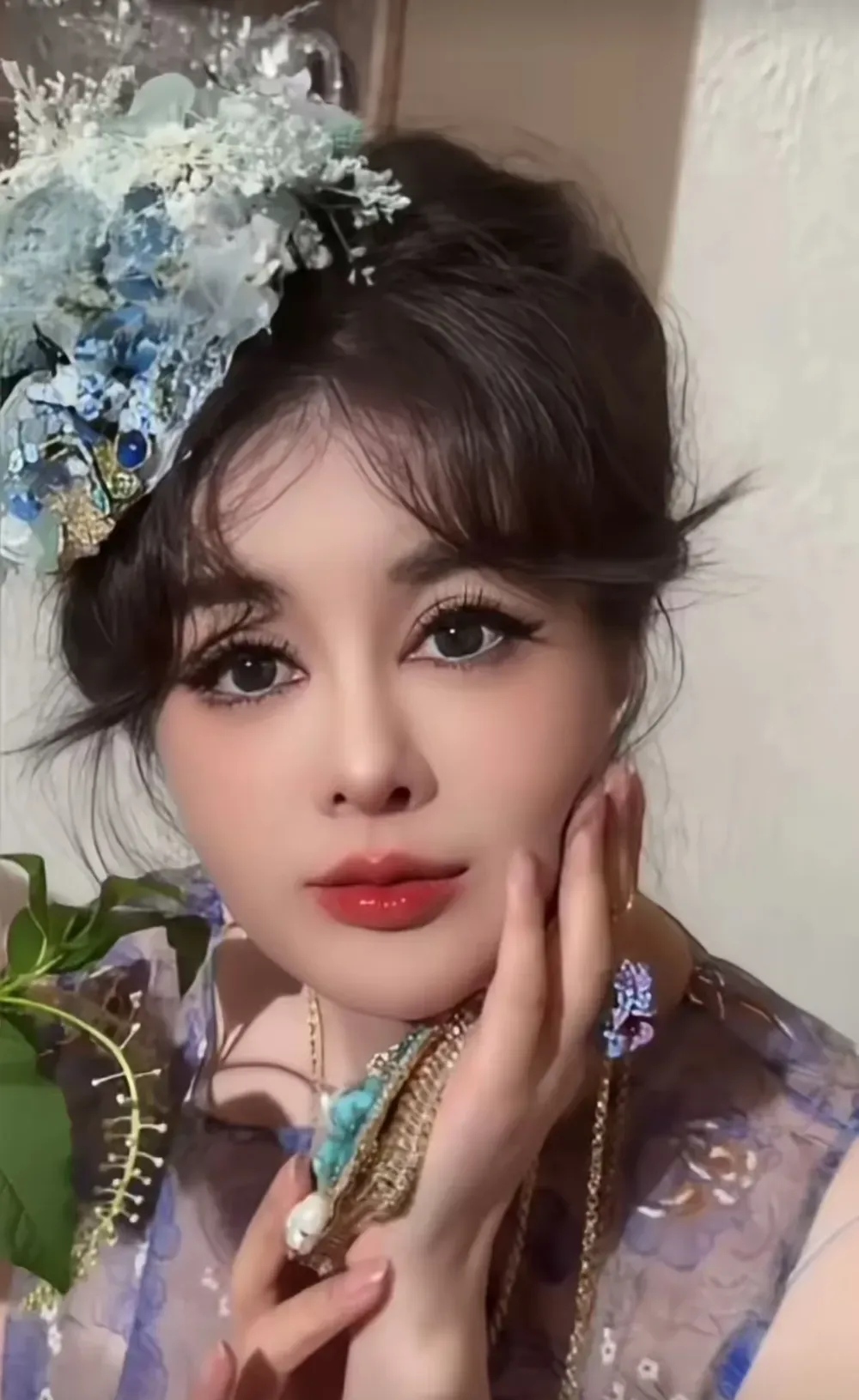 54岁的于文红简直就是逆生长,年轻漂亮,拥有18岁女孩的肌肤!