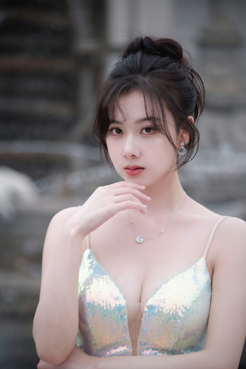 时尚圈新宠:曹曦月的美妆穿搭秀