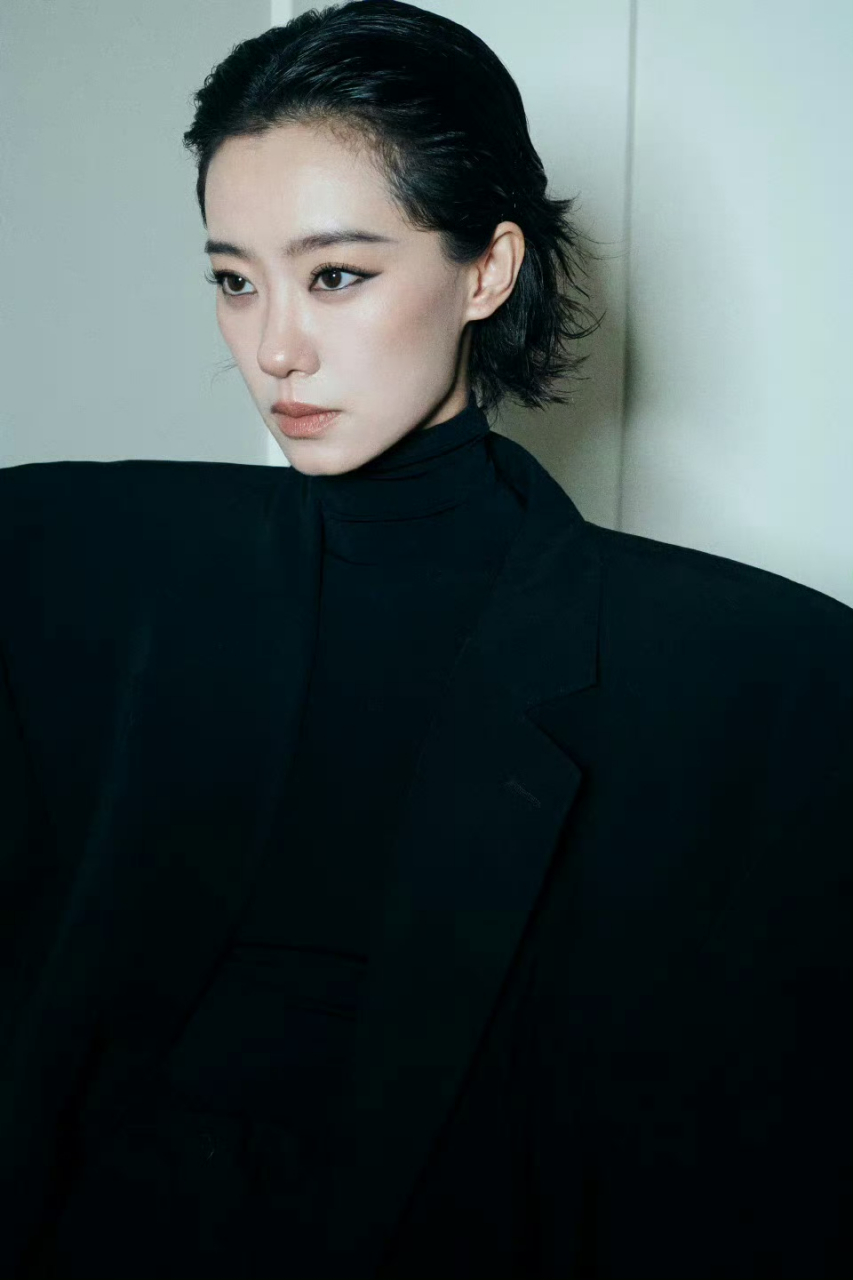 短发大背头加上发尾微卷,真的太酷了!